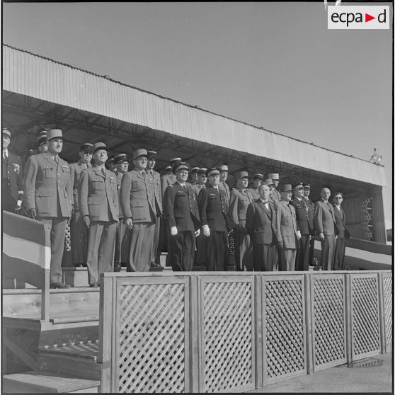 Les autorités dans la tribune pendant la prise d'armes interarmées à l'occasion du 11 Novembre 1962.