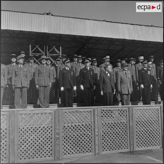 Les autorités dans la tribune pendant la prise d'armes interarmées à l'occasion du 11 Novembre 1962.