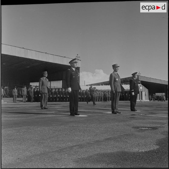 Prise d'armes interarmées à l'occasion du 11 Novembre 1962.