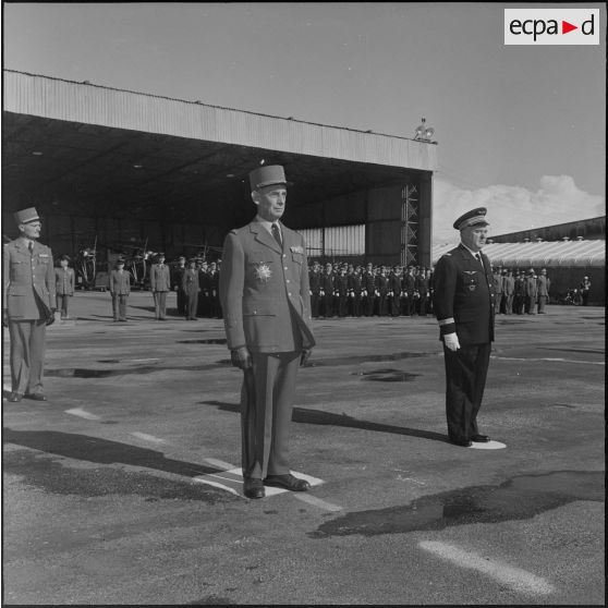 Prise d'armes interarmées à l'occasion du 11 Novembre 1962.