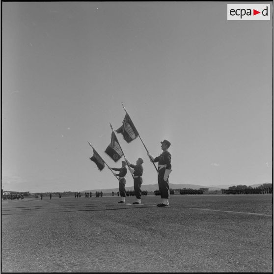 Des porte-drapeaux pendant la prise d'armes interarmées à l'occasion du 11 Novembre 1962.