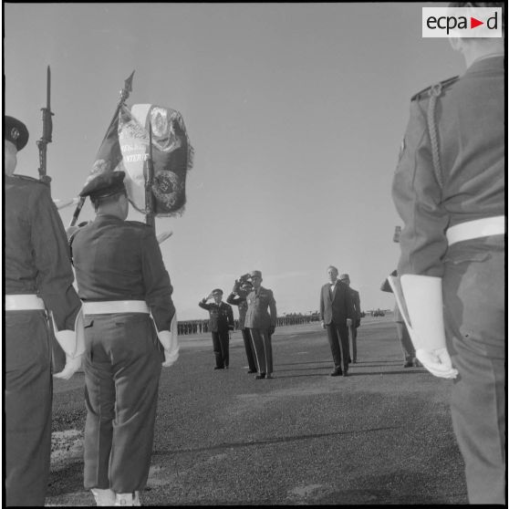 Prise d'armes interarmées à l'occasion du 11 Novembre 1962.
