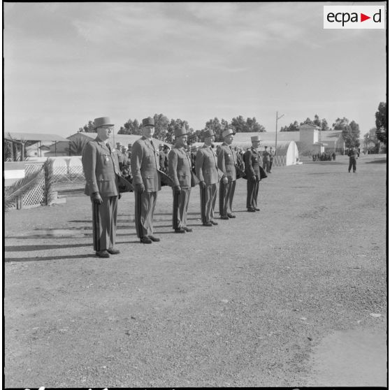 Les autorités assistent au défilé lors de la prise d'armes à l'occasion de la dissolution du Centre d'instruction du service du matériel n° 3 (CISM n°3).