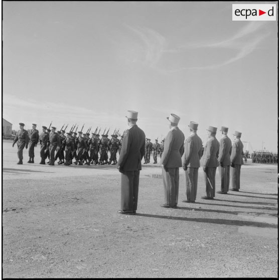 Les autorités assistent au défilé lors de la prise d'armes à l'occasion de la dissolution du Centre d'instruction du service du matériel n° 3 (CISM n°3).