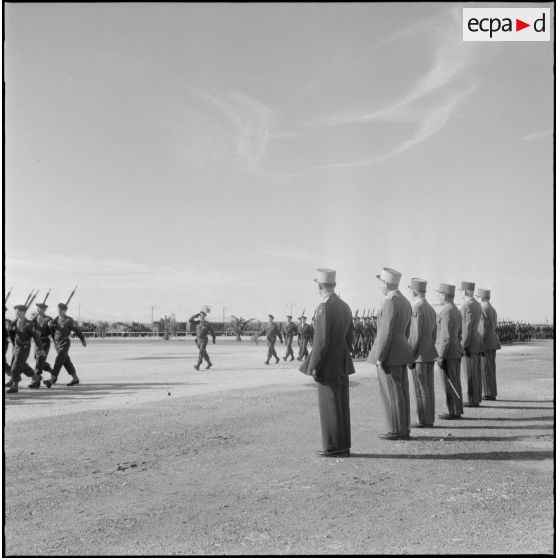 Les autorités assistent au défilé lors de la prise d'armes à l'occasion de la dissolution du Centre d'instruction du service du matériel n° 3 (CISM n°3).