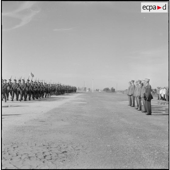 Les autorités assistent au défilé lors de la prise d'armes à l'occasion de la dissolution du Centre d'instruction du service du matériel n° 3 (CISM n°3).