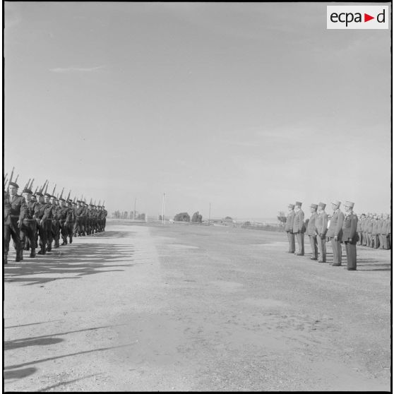 Les autorités assistent au défilé lors de la prise d'armes à l'occasion de la dissolution du Centre d'instruction du service du matériel n° 3 (CISM n°3).