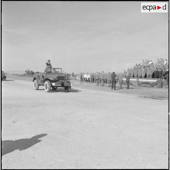 Les autorités assistent au défilé lors de la prise d'armes à l'occasion de la dissolution du Centre d'instruction du service du matériel n° 3 (CISM n°3).