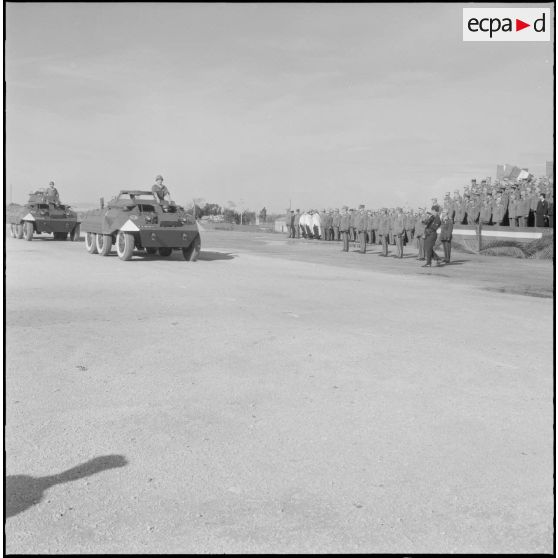 Les autorités assistent au défilé lors de la prise d'armes à l'occasion de la dissolution du Centre d'instruction du service du matériel n° 3 (CISM n°3).