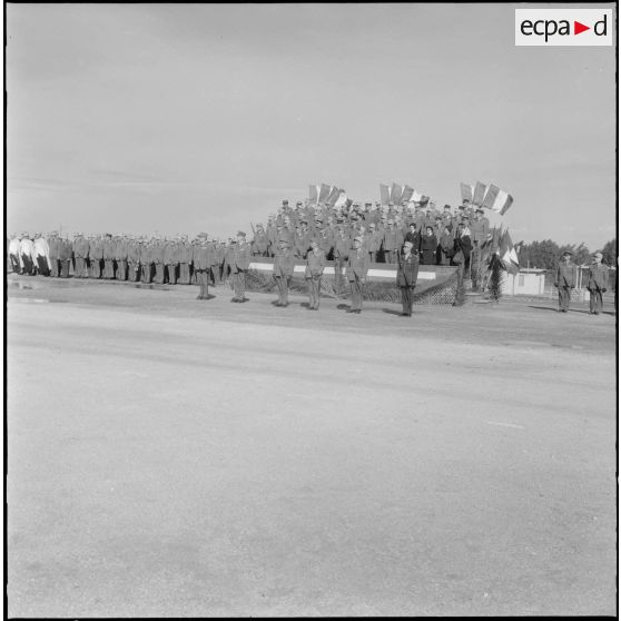 Les autorités assistent au défilé lors de la prise d'armes à l'occasion de la dissolution du Centre d'instruction du service du matériel n° 3 (CISM n°3).