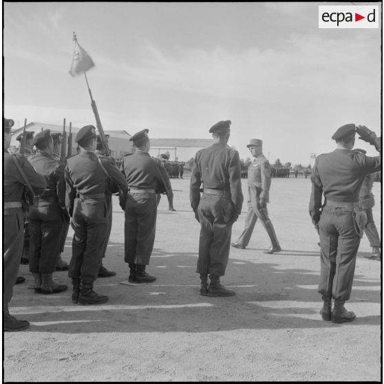 Le général Picquet passe les troupes en revue lors de la prise d'armes à l'occasion de la dissolution du Centre d'instruction du service du matériel n° 3 (CISM n°3).