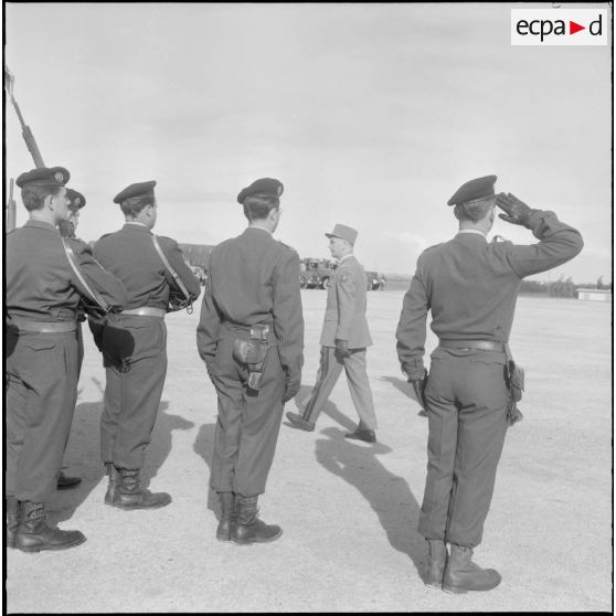 Le général Picquet passe les troupes en revue lors de la prise d'armes à l'occasion de la dissolution du Centre d'instruction du service du matériel n° 3 (CISM n°3).