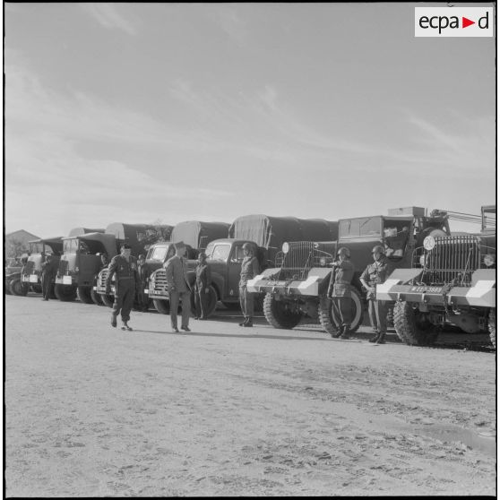 Le général Picquet passe les troupes en revue lors de la prise d'armes à l'occasion de la dissolution du Centre d'instruction du service du matériel n° 3 (CISM n°3).