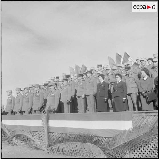 Les autorités dans la tribune lors de la prise d'armes à l'occasion de la dissolution du Centre d'instruction du service du matériel n° 3 (CISM n°3).