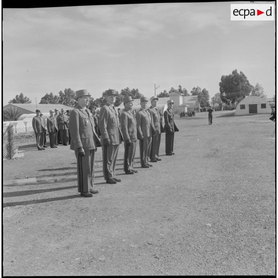 Les autorités assistent au défilé lors de la prise d'armes à l'occasion de la dissolution du Centre d'instruction du service du matériel n° 3 (CISM n°3).