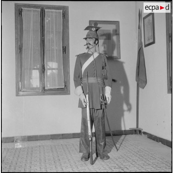 Un mannequin soldat en uniforme avec armes exposé dans la salle d'honneur du 5e régiment de chasseurs d'Afrique (RCA) à Maison Carrée.