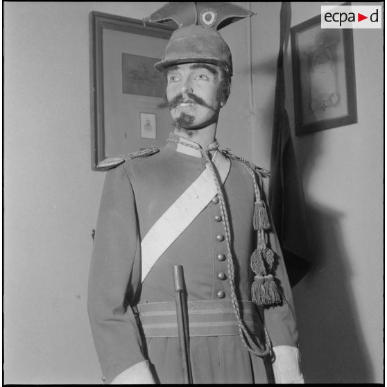 Un mannequin soldat en uniforme exposé dans la salle d'honneur du 5e régiment de chasseurs d'Afrique (RCA) à Maison Carrée.