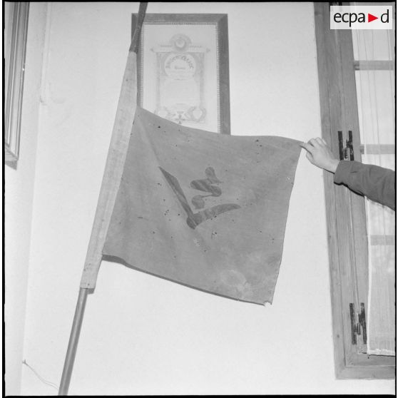 Un fanion exposé dans la salle d'honneur du 5e régiment de chasseurs d'Afrique (RCA) à Maison Carrée.