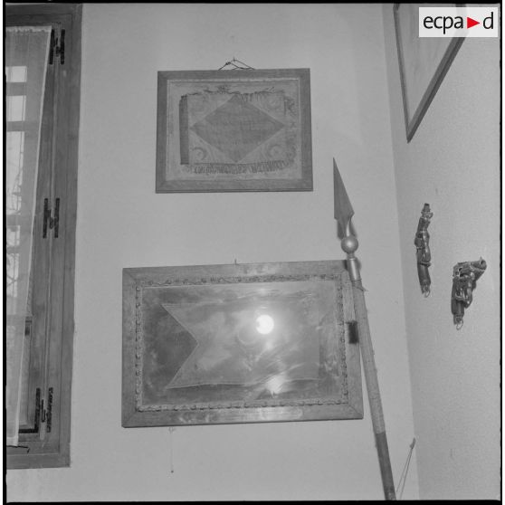 Détail d'objets exposés dans la salle d'honneur du 5e régiment de chasseurs d'Afrique (RCA) à Maison Carrée.