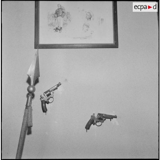 Détail d'objets exposés dans la salle d'honneur du 5e régiment de chasseurs d'Afrique (RCA) à Maison Carrée.