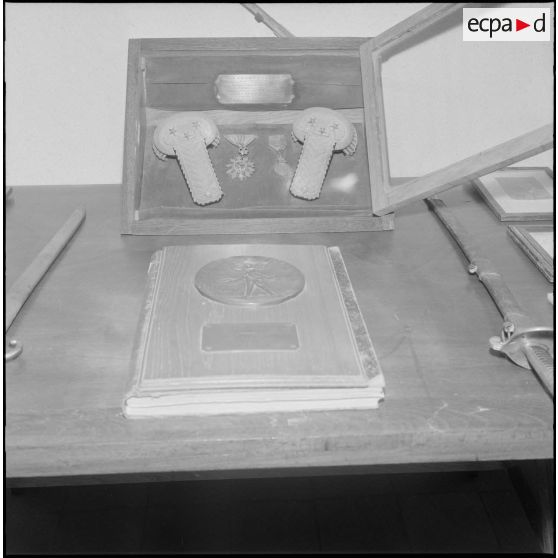 Détail d'objets exposés dans la salle d'honneur du 5e régiment de chasseurs d'Afrique (RCA) à Maison Carrée.