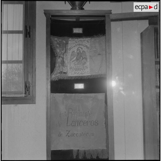 Deux étendards exposés dans la salle d'honneur du 5e régiment de chasseurs d'Afrique (RCA) à Maison Carrée.