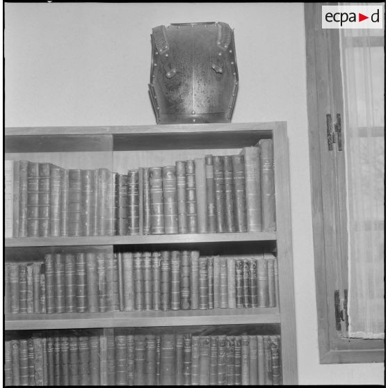 L'armoire des livres dans la salle d'honneur du 5e régiment de chasseurs d'Afrique (RCA) à Maison Carrée.