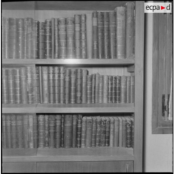 L'armoire des livres dans la salle d'honneur du 5e régiment de chasseurs d'Afrique (RCA) à Maison Carrée.