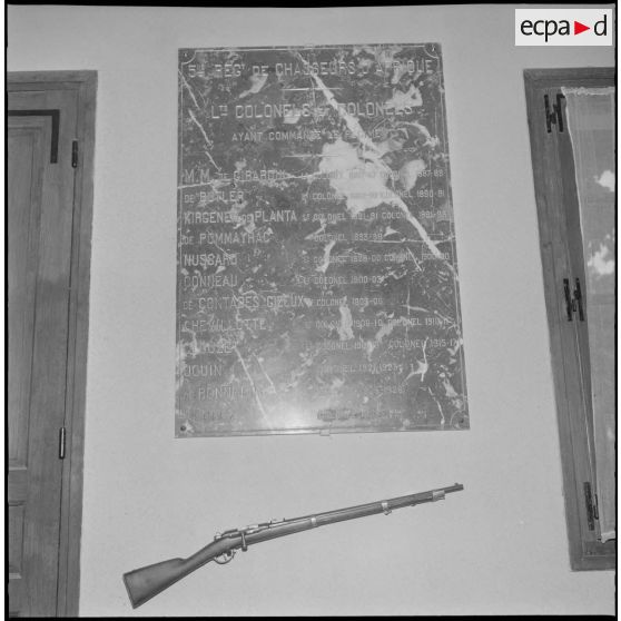 Détail d'objets exposés dans la salle d'honneur du 5e régiment de chasseurs d'Afrique (RCA) à Maison Carrée.