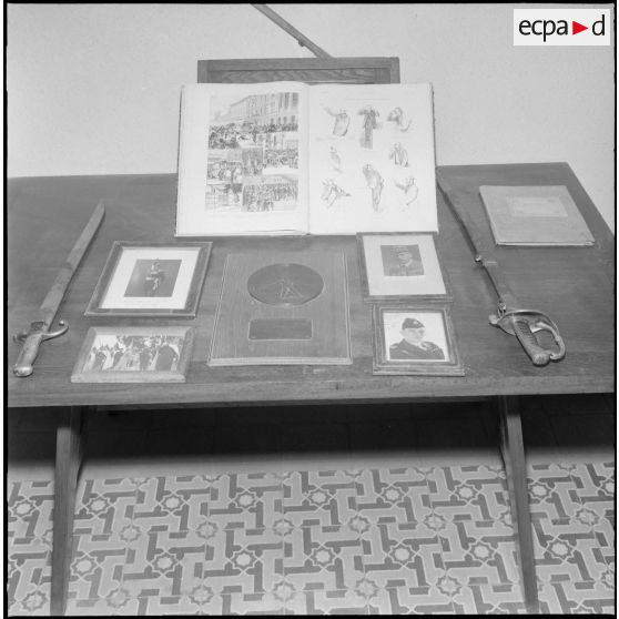 Détail d'objets exposés dans la salle d'honneur du 5e régiment de chasseurs d'Afrique (RCA) à Maison Carrée.