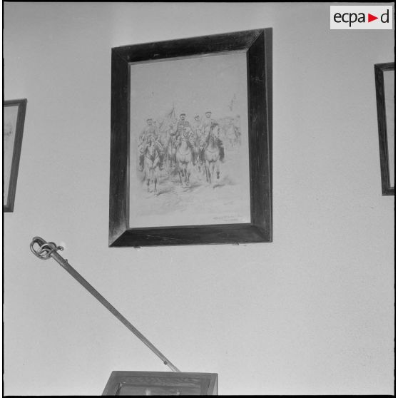 Dessin représentant un régiment à cheval exposé dans la salle d'honneur du 5e régiment de chasseurs d'Afrique (RCA) à Maison Carrée.