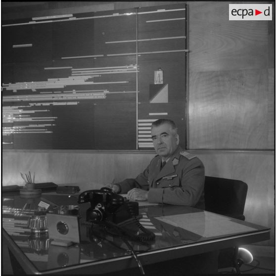 Portrait du colonel Coquemat à son bureau.