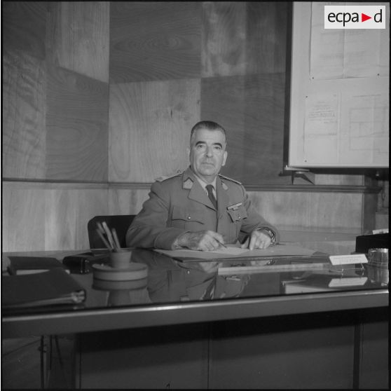 Portrait du colonel Coquemat à son bureau.
