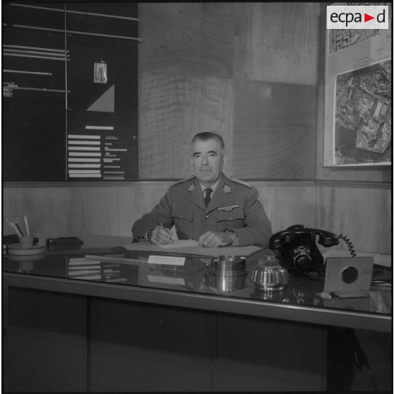 Portrait du colonel Coquemat à son bureau.