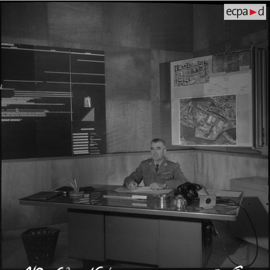 Portrait du colonel Coquemat à son bureau.
