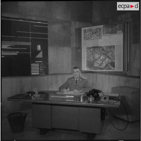 Portrait du colonel Coquemat à son bureau.