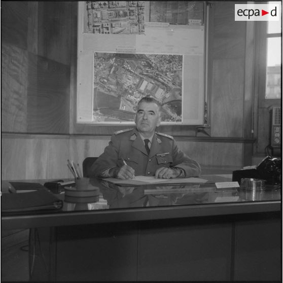 Portrait du colonel Coquemat à son bureau.