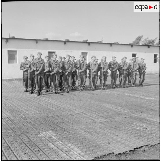 Section d'élèves gradés en cours d'ordre serré et maniement d'armes, au 1er bataillon du 26ème régiment d'infanterie (RI) au camp des anglais.