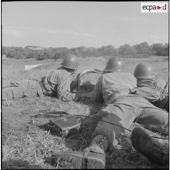 Section d'élèves gradés tirant à la mitrailleuse de 30, au 1er bataillon du 26ème régiment d'infanterie (RI) au camp des anglais.