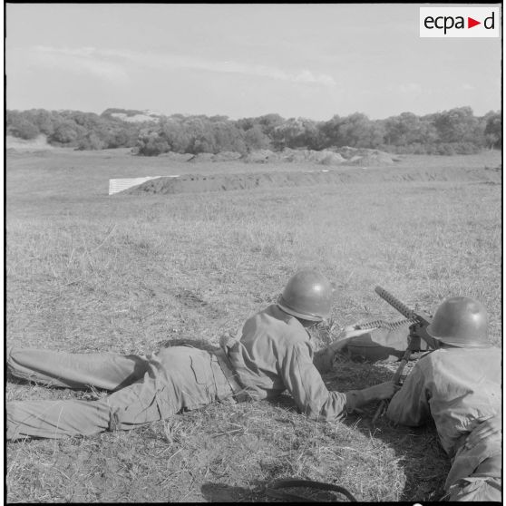 Section d'élèves gradés tirant à la mitrailleuse de 30, au 1er bataillon du 26ème régiment d'infanterie (RI) au camp des anglais.