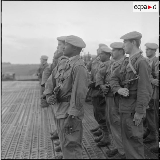 Cérémonie des couleurs au 1er bataillon du 26ème régiment d'infanterie (RI) au camp des anglais.
