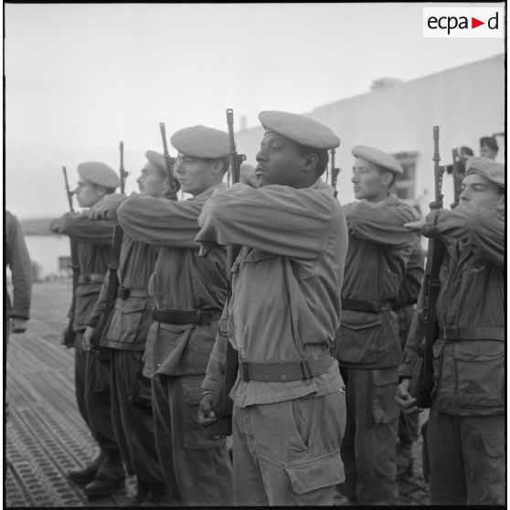 Cérémonie des couleurs au 1er bataillon du 26ème régiment d'infanterie (RI) au camp des anglais.