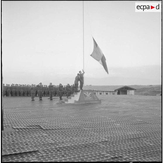 Cérémonie des couleurs au 1er bataillon du 26ème régiment d'infanterie (RI) au camp des anglais.