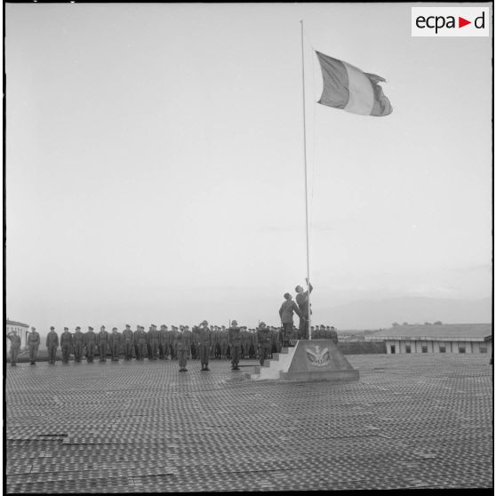 Cérémonie des couleurs au 1er bataillon du 26ème régiment d'infanterie (RI) au camp des anglais.