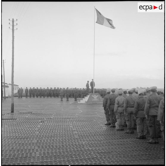 Cérémonie des couleurs au 1er bataillon du 26ème régiment d'infanterie (RI) au camp des anglais.