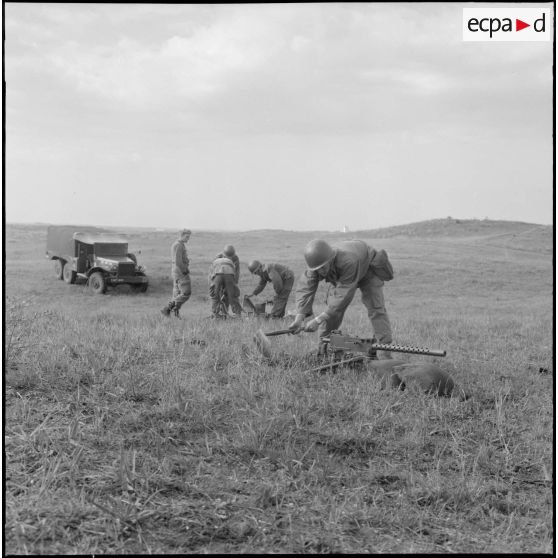Rangement du matériel au 1er bataillon du 26ème régiment d'infanterie (RI) au camp des anglais.