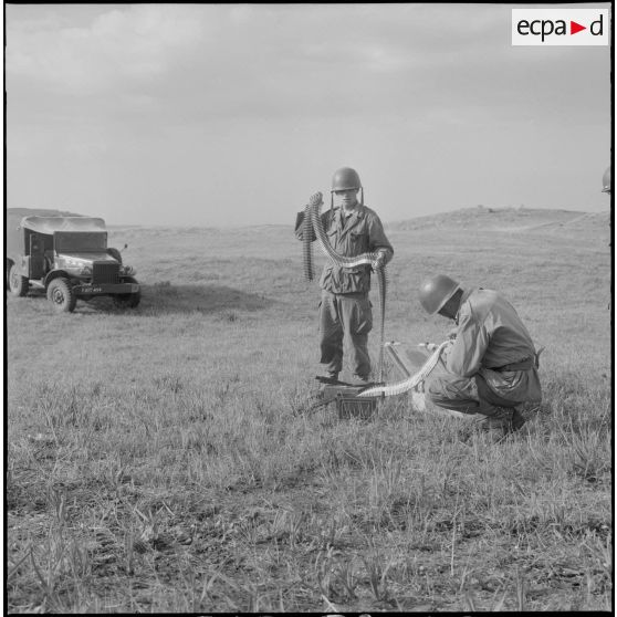 Rangement du matériel au 1er bataillon du 26ème régiment d'infanterie (RI) au camp des anglais.