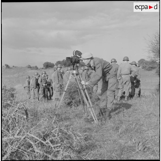 Un opérateur de l'Établissement cinématographique des armées (ECA) en train de filmer au 1er bataillon du 26ème régiment d'infanterie (RI) au camp des anglais.