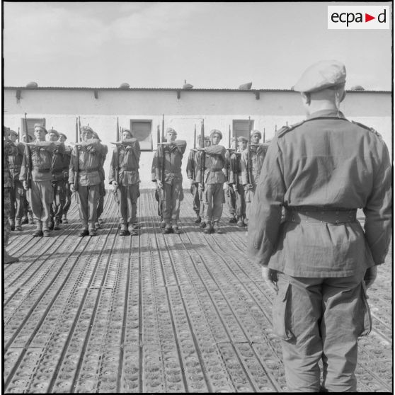 Section d'élèves gradés en cours d'ordre serré et maniement d'armes, au 1er bataillon du 26ème régiment d'infanterie (RI) au camp des anglais.