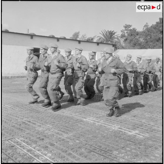 Section d'élèves gradés en cours d'ordre serré et maniement d'armes, au 1er bataillon du 26ème régiment d'infanterie (RI) au camp des anglais.